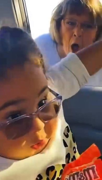 Bambina si spaventa per lo scherzo della nonna | video