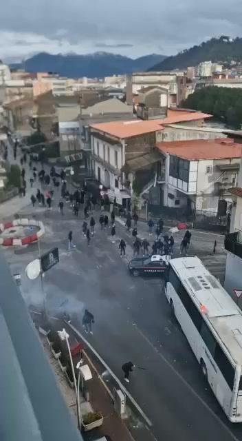 Paganese-Casertana, violenti scontri tra tifosi | video