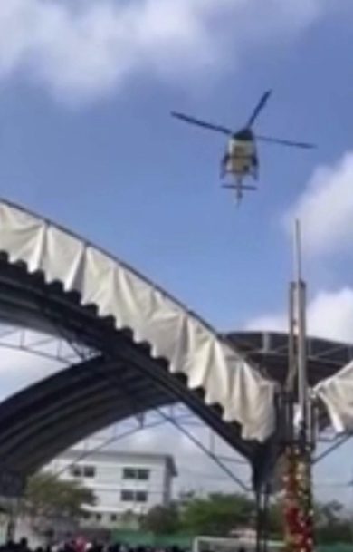 Thailandia, elicottero sparge caramelle ad una festa: 8 feriti | video