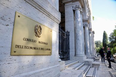 Miracolo Cnel: schiva lo scioglimento, moltiplica le spese