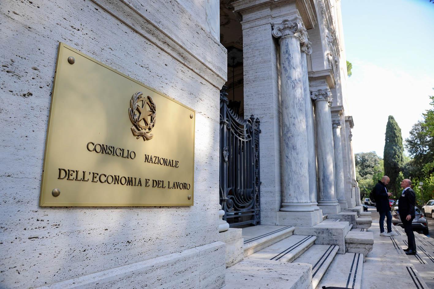 Miracolo Cnel: schiva lo scioglimento, moltiplica le spese