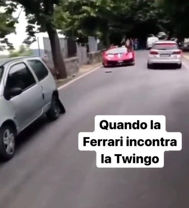 Quando una Ferrari si scontra davvero con una Twingo. Atro che Shakira e Piqué