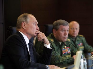 Putin gioca a dama con i suoi vertici militari: strategia o debolezza?