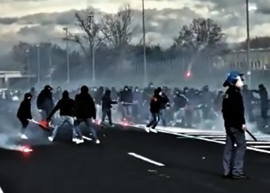 Previsioni sbagliate, problemi di organico. I mali della Polizia negli incidenti tra tifosi sull’A1