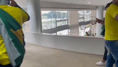 Brasile, sostenitori di Bolsonaro occupano il Parlamento | video