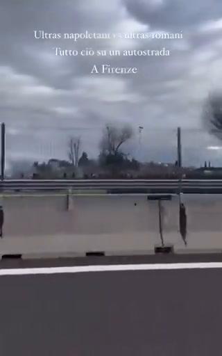 Ultras Roma e Napoli, agguato e scontro sulla A1: feriti I video