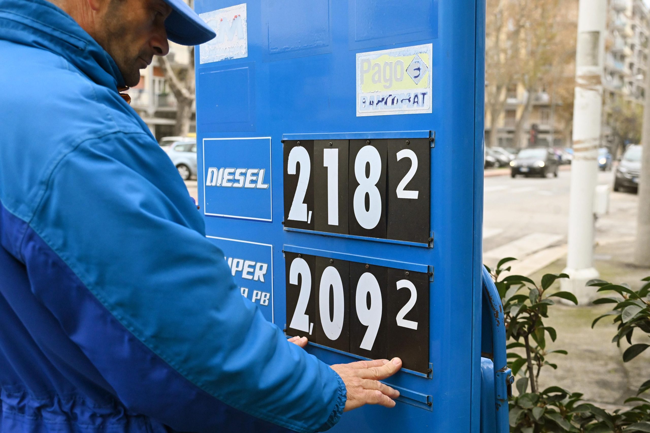 Benzina e bollette, la coperta (corta) degli aiuti alle famiglie