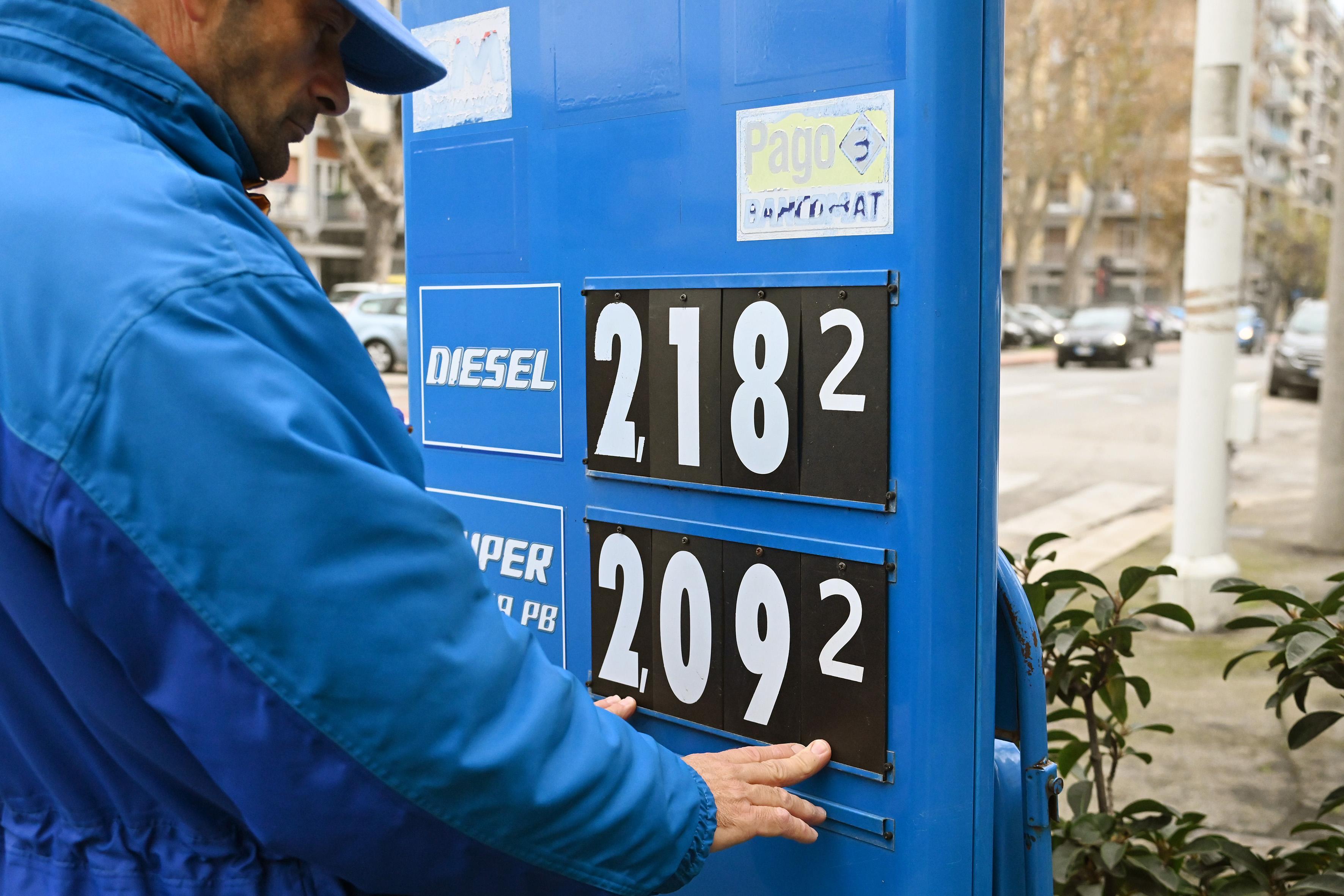 La Commissione UE apre alla flessibilità di spesa solo sull’energia green, e il governo valuta lo stop al taglio delle accise