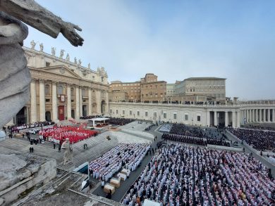 Funerali Ratzinger, le esequie di Papa Francesco e l’ultimo saluto dei fedeli in Piazza San Pietro