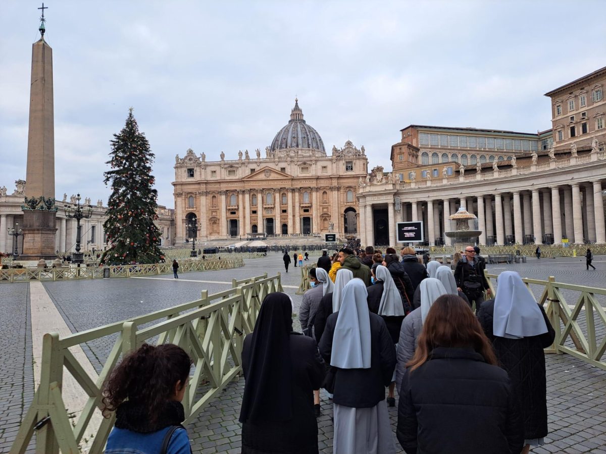 Galleria foto 'In fila a salutare Benedetto XVI' - foto 2