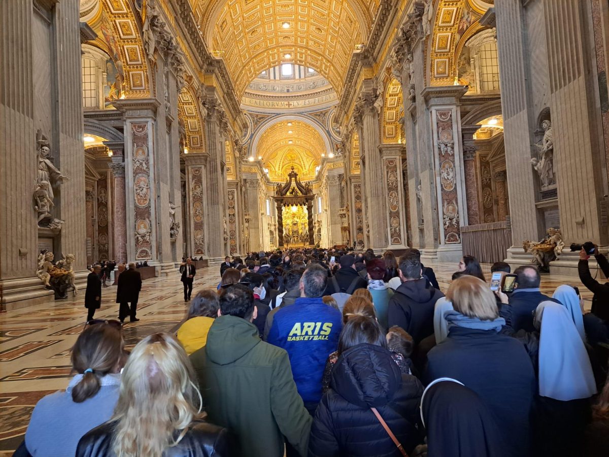 Galleria foto 'In fila a salutare Benedetto XVI' - foto 3