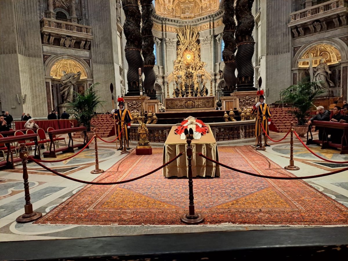 Galleria foto 'In fila a salutare Benedetto XVI' - foto 4