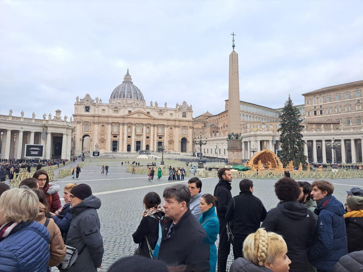 Galleria foto 'In fila a salutare Benedetto XVI' - foto 5