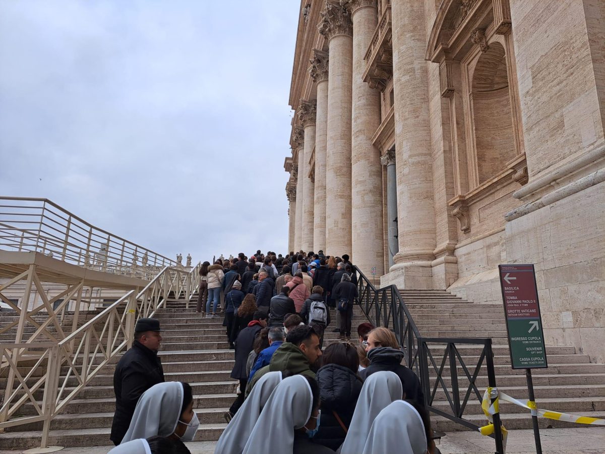 Galleria foto 'In fila a salutare Benedetto XVI' - foto 6