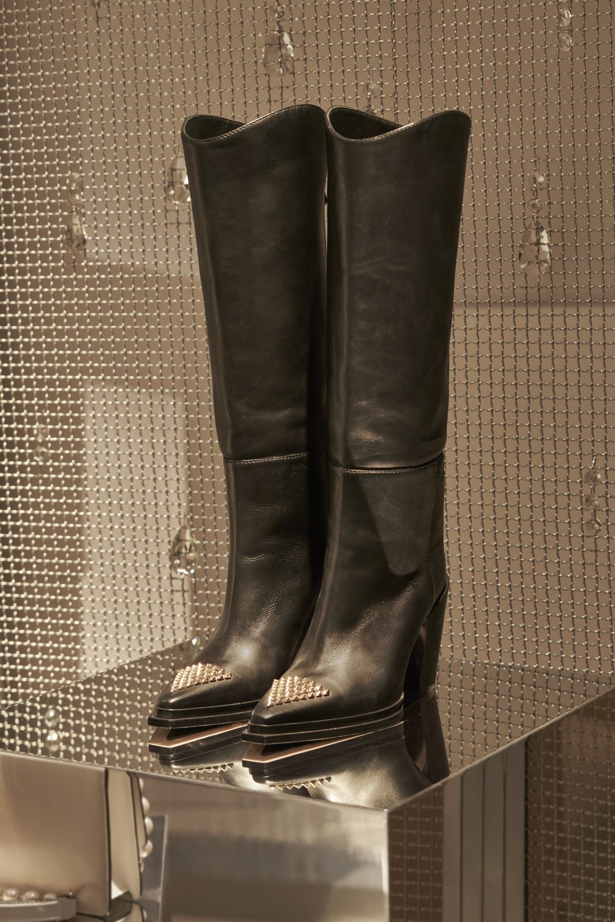 Galleria foto 'Milano Moda Donna: accessori punk, glam e rock per uno stile chic ma ribelle' - foto 27