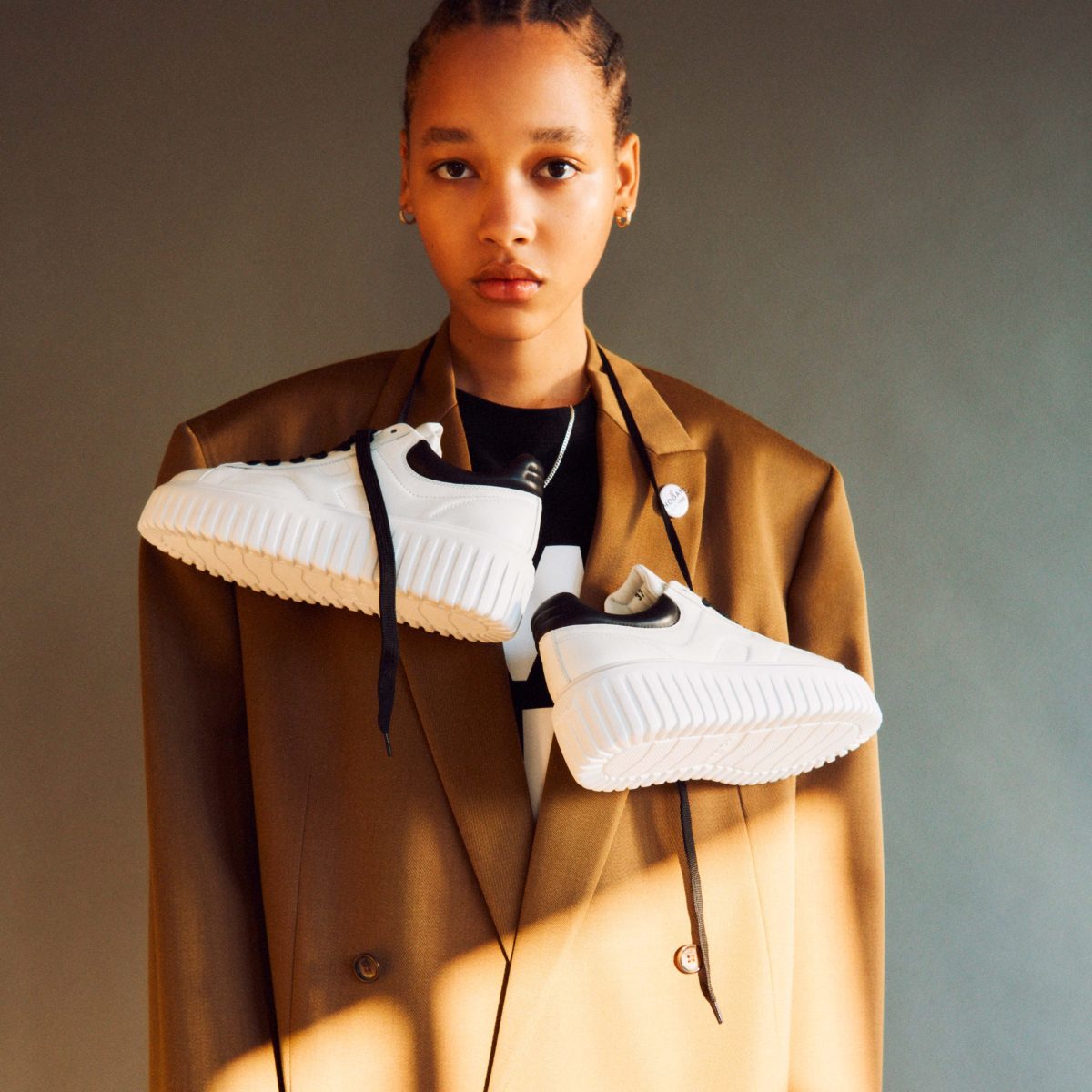 Galleria foto 'Milano Moda Donna: accessori punk, glam e rock per uno stile chic ma ribelle' - foto 2