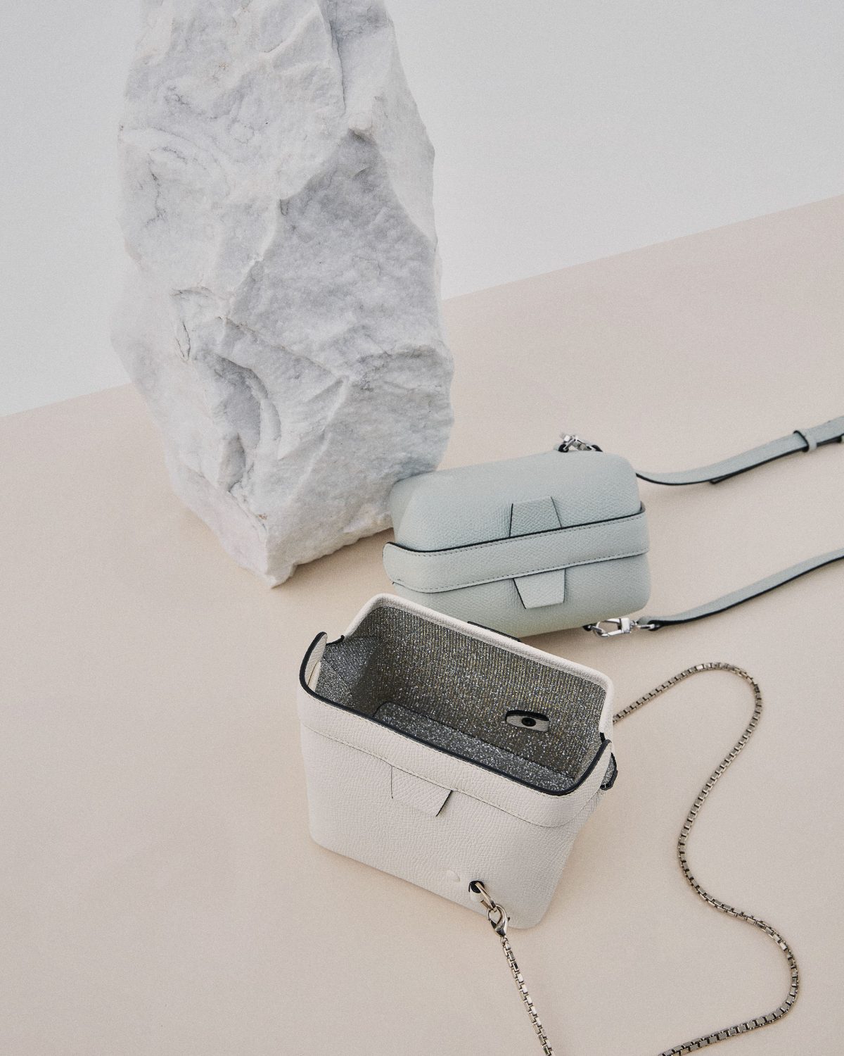 Galleria foto 'Milano Moda Donna: accessori punk, glam e rock per uno stile chic ma ribelle' - foto 7