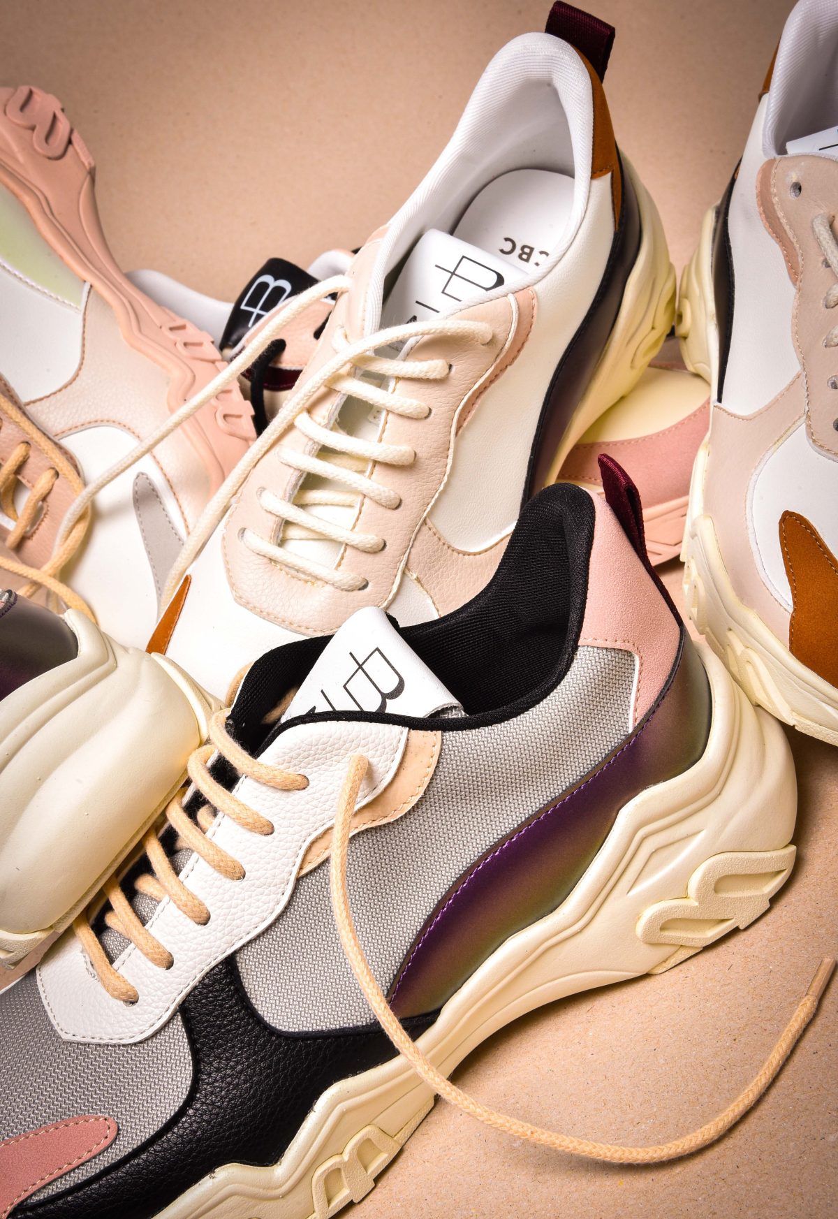 Galleria foto 'Milano Moda Donna: accessori punk, glam e rock per uno stile chic ma ribelle' - foto 12