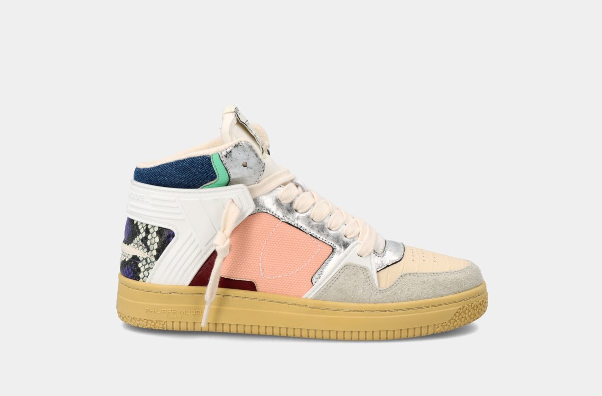 Galleria foto 'Milano Moda Donna: accessori punk, glam e rock per uno stile chic ma ribelle' - foto 13