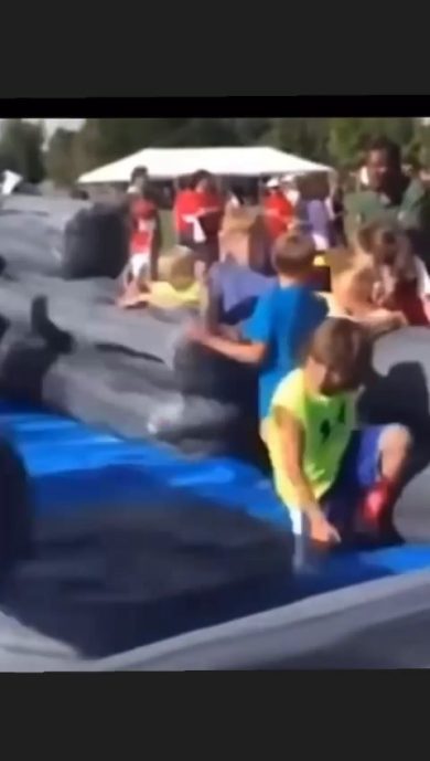 Giostre a ostacoli ribalta un bambino | video