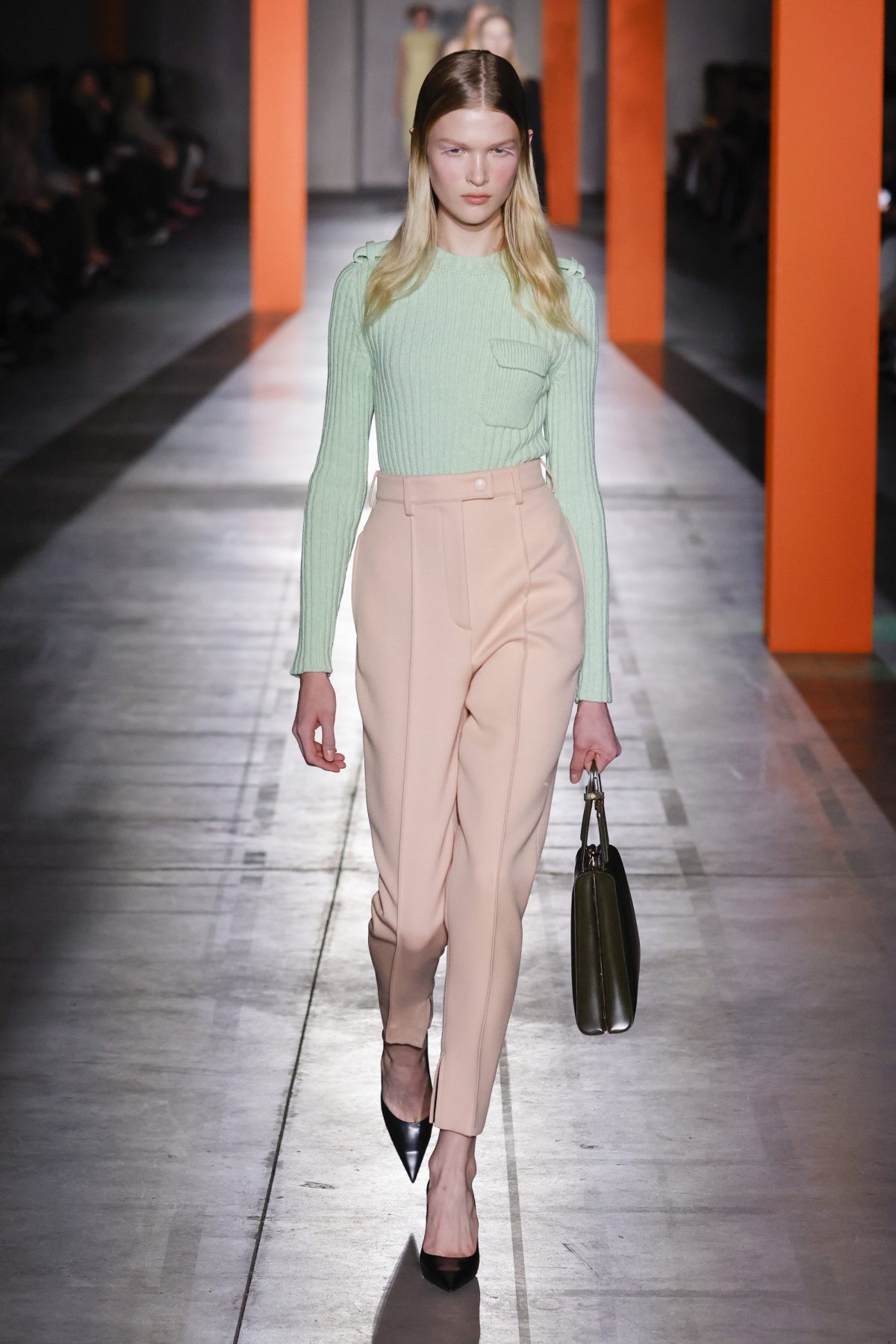 Galleria foto 'Milano Moda Donna: «Back to Basics» la poesia visionaria di Prada' - foto 7