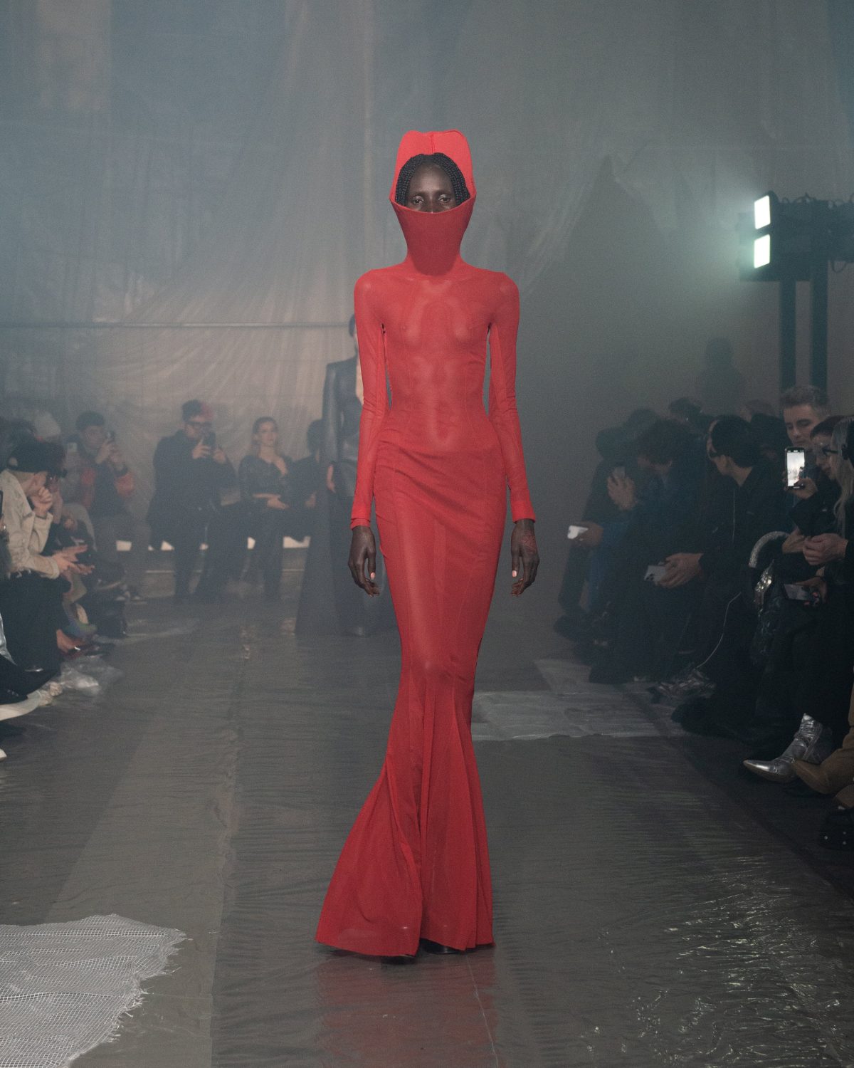 Galleria foto 'Milano Moda Donna: tra desiderio e sensualità' - foto 3