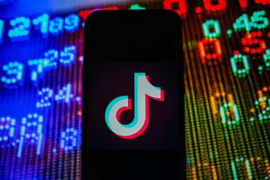 L’Unione Europa contro TikTok: via l’app da ogni dispositivo dei dipendenti