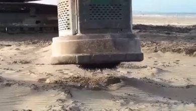 Si estraggono chiodi sulla spiaggia con un magnete idraulico | video