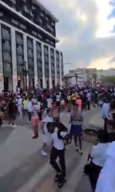 Cuba: rapper Tekashi lancia soldi per strada a L’Avana. Si scatena il caos | video