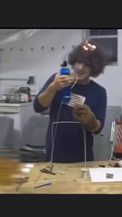 Ragazzo si da fuoco ai capelli in laboratorio | video