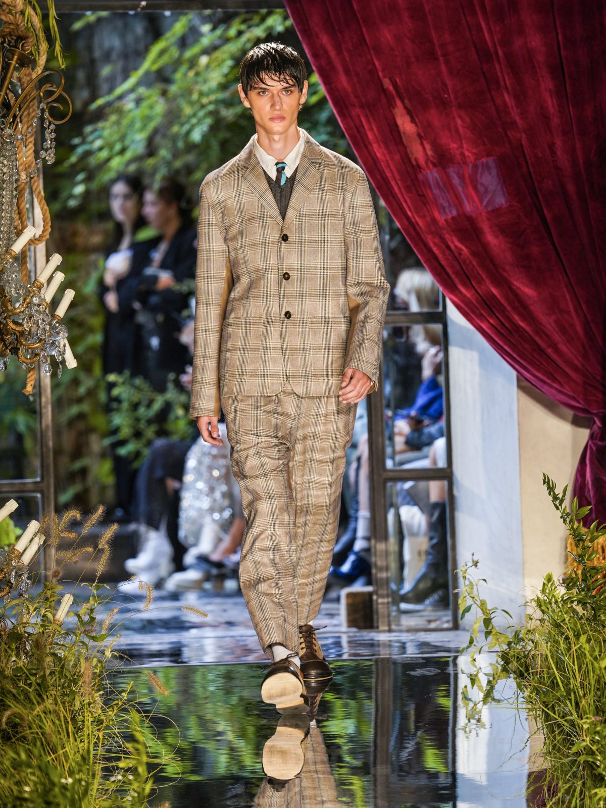 Galleria foto 'Moda Uomo: fra eleganza e dinamismo nello stile contemporaneo' - foto 5