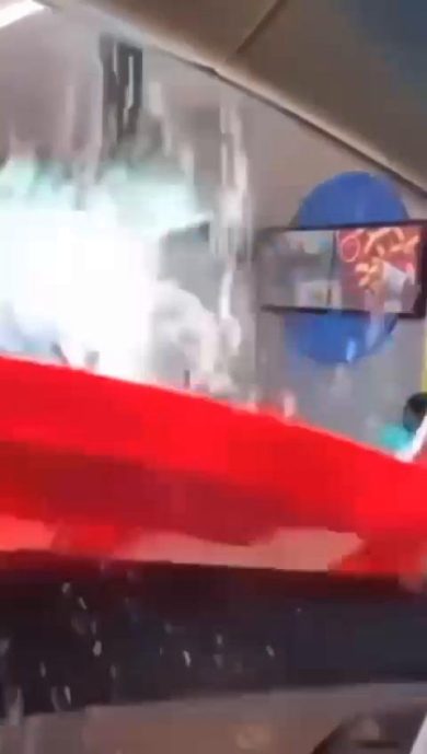 Cameriere rovescia tutto addosso al cliente | video