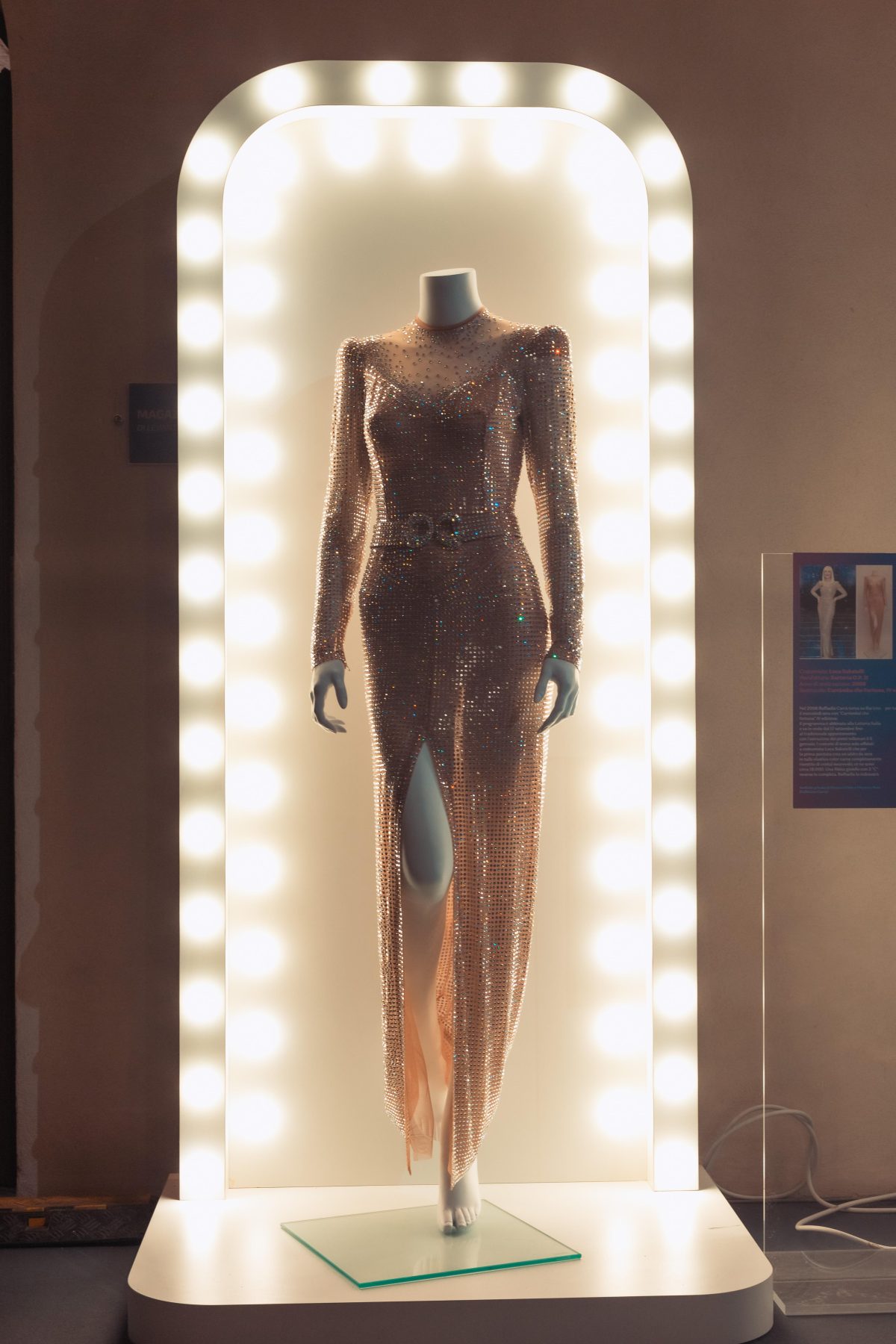 Galleria foto 'Gli abiti di Raffaella Carrà in mostra a Sanremo' - foto 3