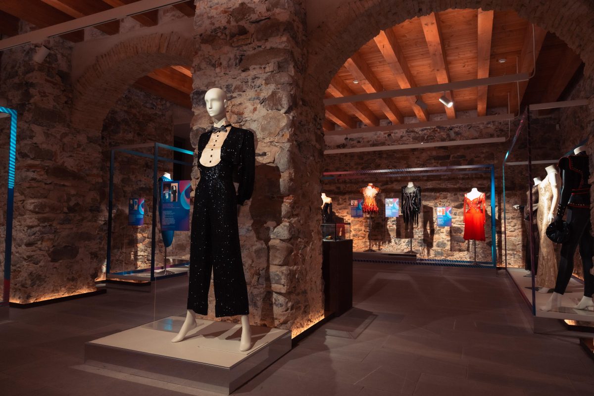 Galleria foto 'Gli abiti di Raffaella Carrà in mostra a Sanremo' - foto 2