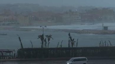 Maltempo a Siracusa: un uragano ha causato allagamenti nella città siciliana | video