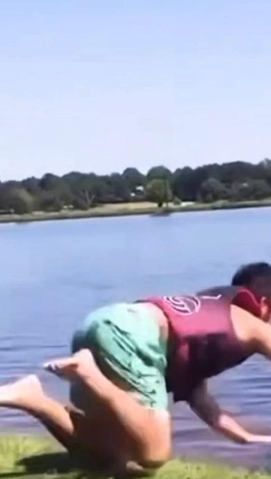 Uomo si ribalta sulla moto d’acqua prima di partire | video