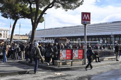 Uomo rapinato e accoltellato a Roma Termini; è in gravi condizioni