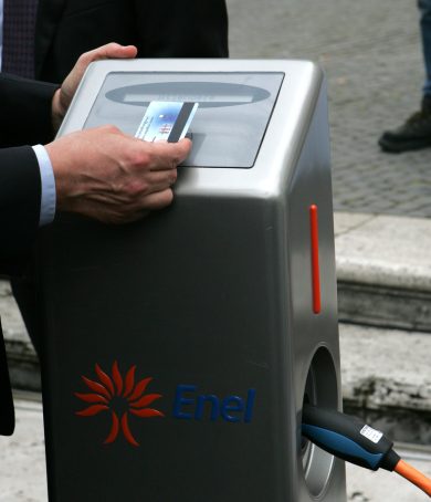 Auto elettrica, a rischio i 713 milioni del Pnrr per le colonnine