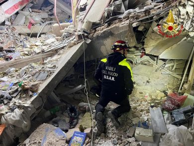 Terremoto Turchia-Siria, oltre 9.500 morti. Si scava ancora tra le macerie