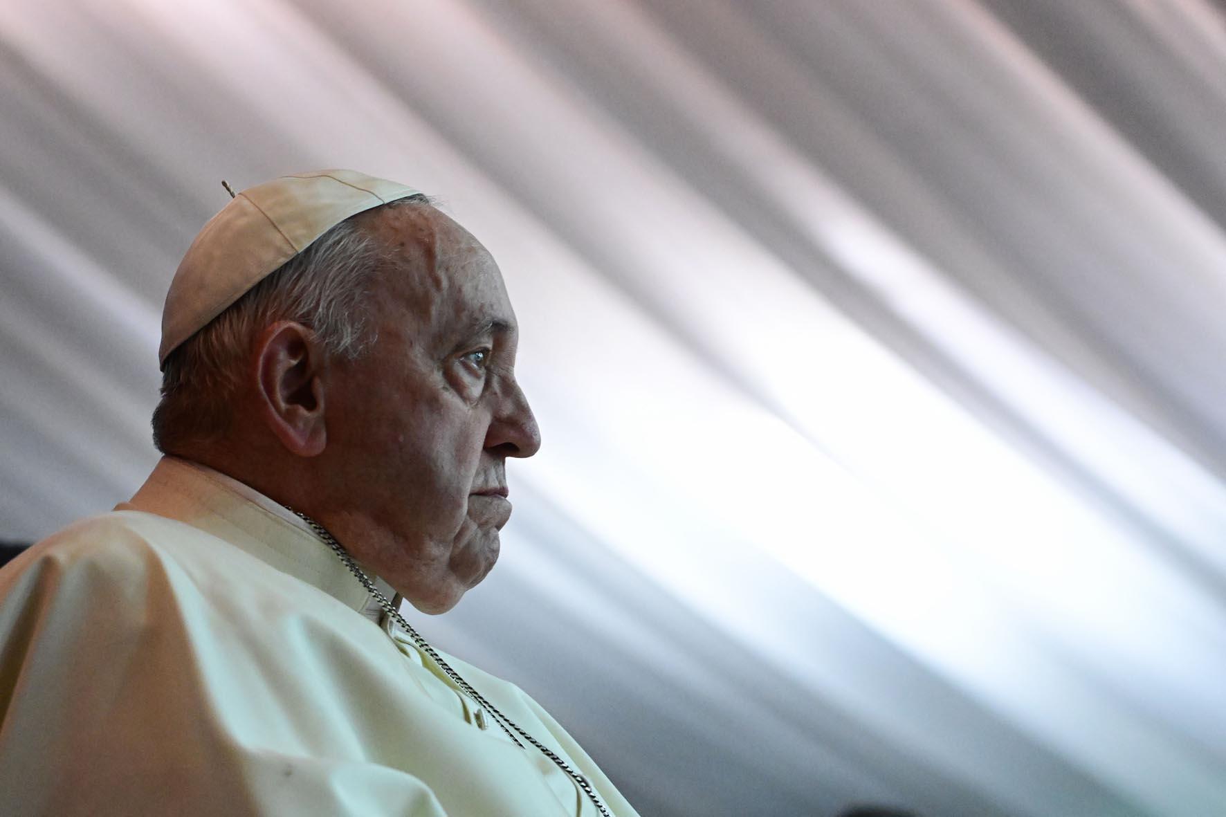 Papa Francesco, all’addio migliaia di persone. Ma sempre meno vanno in chiesa Papa Francesco, all’addio migliaia di persone. Ma sempre meno vanno in chiesa