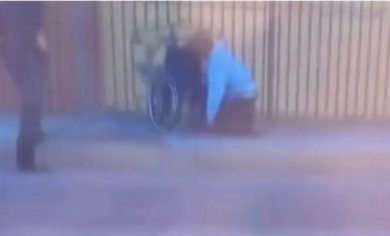 California, afroamericano su sedia a rotelle ucciso dalla polizia | video