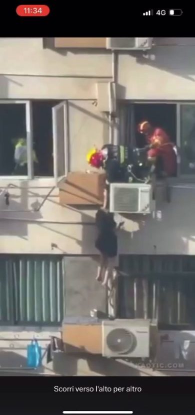 Ragazza suicida viene quasi salvata, ma precipita | video