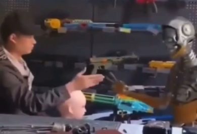 Robot capisce il bluff e prende a schiaffi l’umano | video