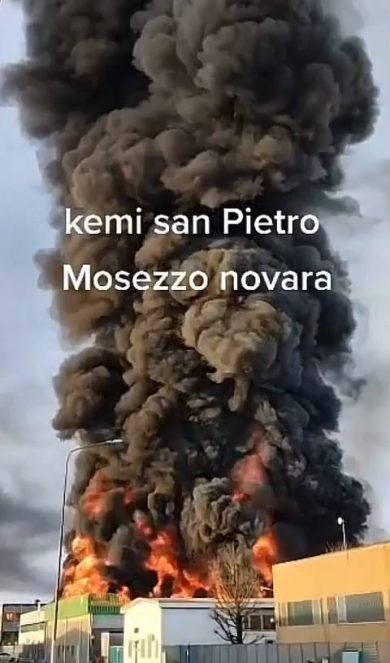 Novara, incendio nell’azienda chimica Kemi | video