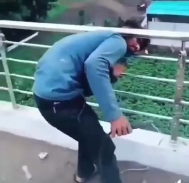 Saldatore si imprigiona da solo | video