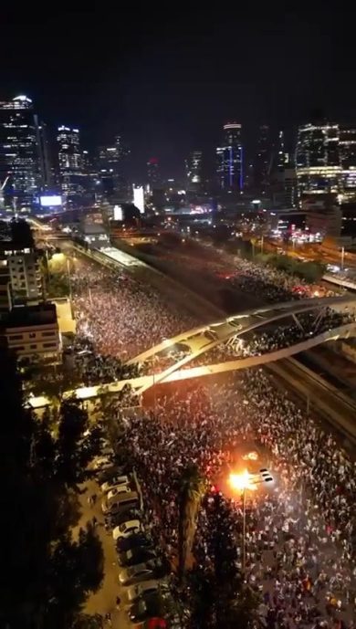 Israele, proteste manifestanti e scontri polizia a Tel Aviv | video