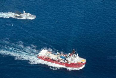 La guardia costiera libica spara contro la Ong Ocean Viking