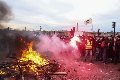 Francia, le proteste vanno oltre le pensioni