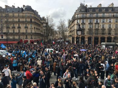 Francia, continuano le proteste di piazza. A rischio la visita di Re Carlo III
