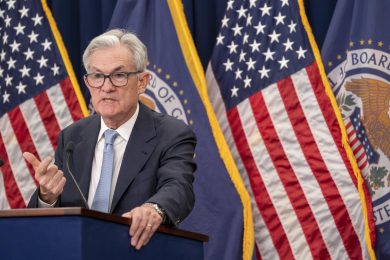 La Fed rialza i tassi ma più dell’inflazione spaventa la tenuta delle banche Usa